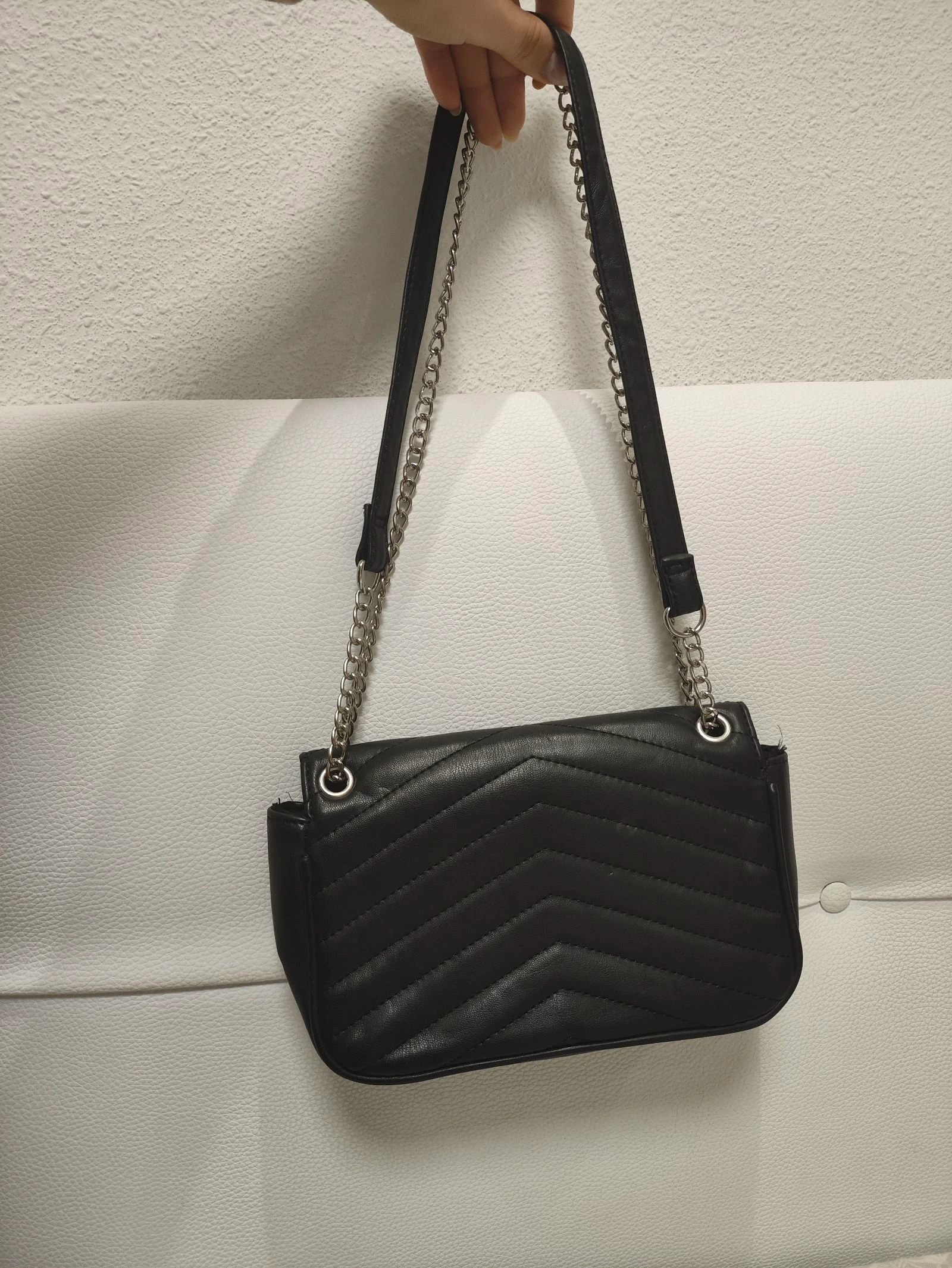 Bolso negro acolchado Stradivarius con cadena plateada – photo 7